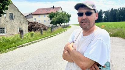Bild: Gabi Schönberger
Josef Frank aus Ritzlersreuth hofft, dass Absperrbänder Wildparker von seinen Wiesen und seinen Hofeinfahrten fern halten.