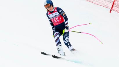 Bild: Jean-Christophe Bott/KEYSTONE/dpa
Lindsey Vonn rutscht nach ihrem Sturz in Crans-Montana langsam ins Ziel.