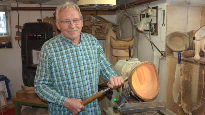 Bild: jr
Ludwig Doß ist seit 30 Jahren ein begeisterter Drechsler. Am Sonntag, 1. Februar, feiert er seinen 80. Geburtstag.