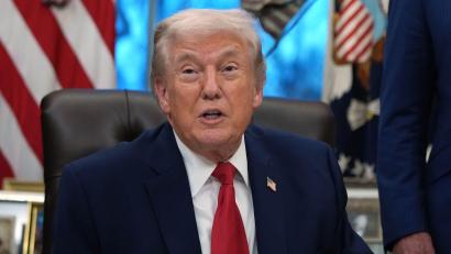 Bild: Allison Robbert/AP/dpa
US-Präsident Donald Trump reichte die Klage formal als Privatmann ein.