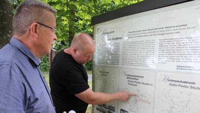 Bild: kro
Matous Horacek und Alfred Wolf (links) vor einer Gedenktafel von Paulusbrunn.