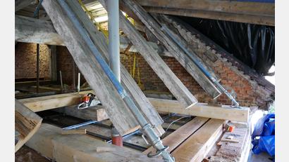 Archivbild: hmr
Inzwischen abgeschlossen ist die Dachsanierung am städtischen Gebäude, in dem Stadtbücherei und Archiv untergebracht sind. Hier ein Blick auf die Fußpunkt-Reparaturen am Dachstuhl. Die Mauer im Hintergrund gehört zum evangelischen Gemeindehaus. Auch dort ist der Dachstuhl vom Hausschwamm befallen.