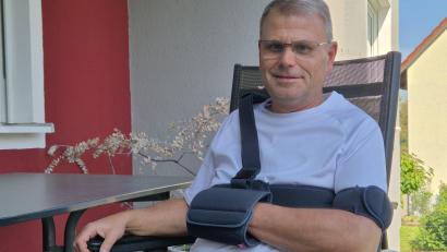 Bild: Lowak
Um die operierte Schulter zu schonen, muss Karlheinz Budnik noch eine Schlinge tragen. Mitte Mai war der Windischeschenbacher Bürgermeister mit dem Mountainbike gestürzt.