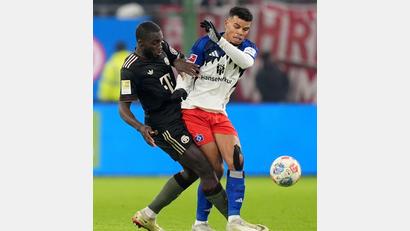 Bild: Marcus Brandt/dpa
Der FC Bayern fordert von Dayot Upamecano (l) Klarheit im Vertragspoker.