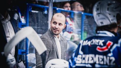 Bild: Tobias Neubert
Überraschender Neuzugang auf der Bank der Blue Devils Weiden: Der derzeit verletzte Kapitän Tomas Rubes unterstützte gegen den EHC Freiburg das interimistische Trainerteam um den Sportlichen Leiter Jürgen Rumrich.