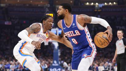 Bild: Nate Billings/AP/dpa
Die Philadelphia 76ers müssen länger auf Paul George (r) verzichten. (Archivbild)