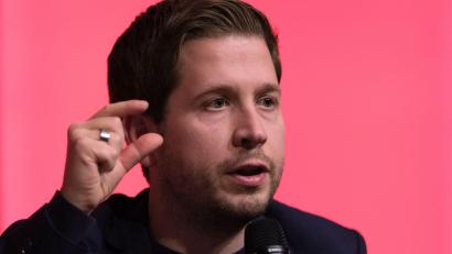 Bild: Sebastian Willnow/dpa
Kevin Kühnert ist für kleinere Altersbezüge für Abgeordnete. (Archivbild)