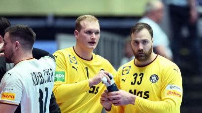 Bild: Sina Schuldt/dpa
Andreas Wolff (r) hat die Torwart-Diskussion nach dem EM-Hauptrundenspiel gegen Dänemark kritisiert.