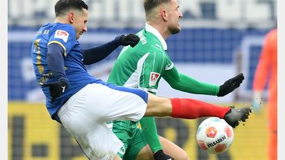Bild: Daniel Bockwoldt/dpa
Der Kieler Steven Skrzybski (l) wird vom Fürther Dennis Srbeny geblockt.