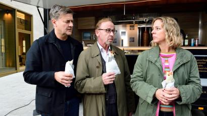 Bild: Jürgen Olczyk,/ZDF/dpa
Harald Neuhauser (l, Marcus Mittermeier), Ludwig Schaller (Alexander Held) und Angelika Flierl (Bernadette Heerwagen) stehen vor einem Imbissstand.