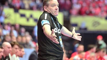 Bild: Sina Schuldt/dpa
Die EM-Party fällt für Bundestrainer Alfred Gislason und die deutschen Handballer vorerst aus.