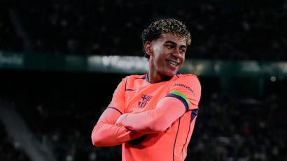 Bild: Jose Breton/AP/dpa
Barcelonas Lamine Yamal jubelt nach dem Führungstreffer.