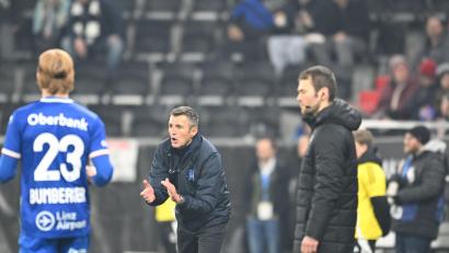 Bild: Fotokerschi/Werner Kerschbaummayr
Michael Köllner (Mitte) feuert seine Jungs von Blau-Weiß Linz an. Am Ende verlor der neue Klub des Fuchsmühlers gegen den Linzer ASK mit 2:3.