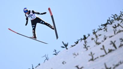 Bild: Barbara Gindl/APA/dpa
Vinzenz Geiger feiert den Sieg in Seefeld.