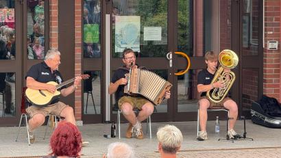 Bild: pi
Von links: Martin Kindl, Josef Rauch und Andreas Wüst spielten hier noch im Trockenen.