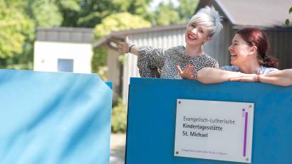 Bild: Sandra Hirschke
Hereinspaziert! Am Sonntag feiert die Kita Sankt Michael 50-jähriges Bestehen. Kita-Leiterin Jasmin Dietl (links) und ihre Stellvertreterin Angelika Witt freuen sich.