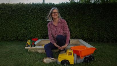 Bild: Lisa Schmeller/exb
Maria Kraus startet im August mit ihrer Tagespflegeeinrichtung. Im Garten können die Kinder unter anderem im Sandkasten spielen.