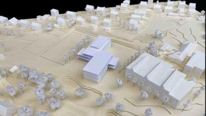 Bild: em-Architekten
Das Modell zeigt die künftige Grundschule auf dem Areal des Schulsportplatzes. Das Konzept sieht einen Z-förmigen Bau vor mit mehreren Außenbereichen.