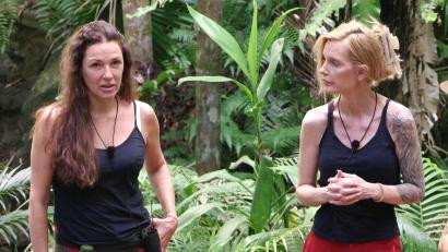 Bild: RTL/dpa
Die Dschungelfreundinnen Simone Ballack und Mirja du Mont werden getrennt.