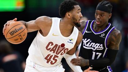 Bild: David Dermer/AP/dpa
Hier spielten sie noch gegeneinander: Nun wechselt Dennis Schröder (re.) zu den Cleveland Cavaliers um Donovan Mitchell.