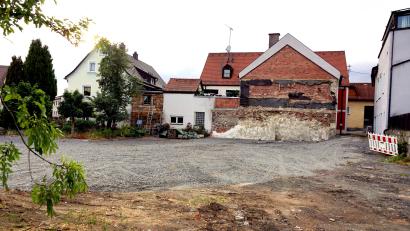 Bild: bkr
Mit dem Abbruch des Riedel-Hauses und des Holzschuppens entstand am Speckermühlplatz in Kulmain eine große Freifläche, die als Dorfmittelpunkt gestaltet werden kann.