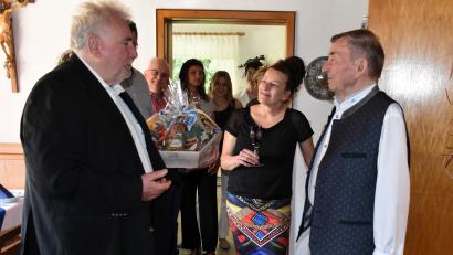 Bild: ubb
Zweiter Bürgermeister Peter Gold überreichte dem Jubilar Joseph Ott (vorne v. li.) zum 90. Geburtstag einen großen Geschenkkorb und überbrachte die Glückwünsche der Stadt Tirschenreuth.