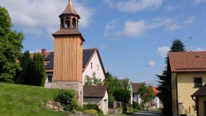 Bild: Fred Lehner
Stolz sind die Schlatteiner auf ihr Wahrzeichen im Dorf, dem Glockenturm, der nach Fertigstellung der Restaurierung auch den kirchlichen Segen erhalten wird.