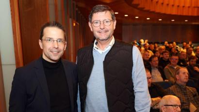 Bild: Fabian Frühwirth/BFV
Michael Pfauntsch (rechts) ist neuer Kreisvorsitzender des Fußballkreises Hof/Tirschenreuth/Wunsiedel, BFV-Präsident Christoph Kern gratulierte.