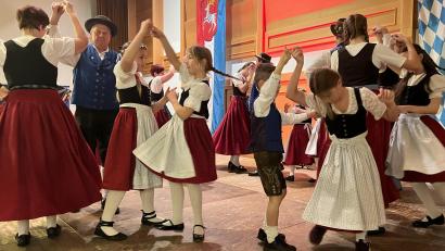 Bild: mma
Zöpfe und Röcke fliegen im Rhythmus bei den Tänzen des Heimat- und Trachtenvereins.