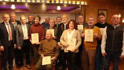 Bild: mrr
Die neuen Ehrennadelträger im Markt Rieden mit Erstem Bürgermeister Erwin Geitner (CSU, vorne links), Zweitem Bürgermeister Josef Weinfurtner (CSU, Dritter von links) und Drittem Bürgermeister Gerhard Schnabel (SPD, rechts).