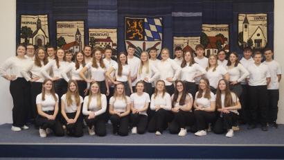 Bild: Stefan Rappl
Die 33 Moosbacher Festdamen und Festburschen sind startklar. Sie laden drei Tage vom 20. bis 22. Juni anlässlich des 150. Gründungsjubiläums der Feuerwehr zum Mitfeiern ein.