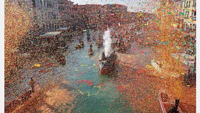 Bild: Matteo Chinellato/IPA via ZUMA Press/dpa
Bei der Wasserparade im Karneval in Venedig wird mit viel Konfetti gefeiert.