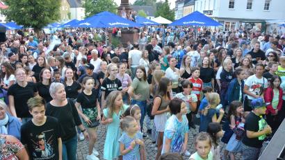 Bild: jr
So sah es beim 9. Bürgerfest vor drei Jahren aus, nicht viel anders soll es am 26. und 27. Juli wieder sein, wenn das 10. Mitterteicher Bürgerfest stattfindet.