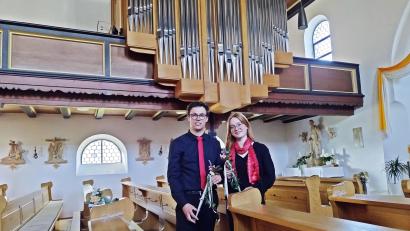 Bild: ld
Wiebke Thaller und Johannes Görl gastierten in Brand mit einem sehr abwechslungsreichem Programm. Über ihnen die Weimbs-Orgel in der Pfarrkirche in Brand.