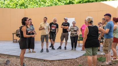 Bild: Susanne Forster
Regisseurin Caroline Ghanipour (links) gibt dem Ensemble letzte Anweisungen für den bevorstehenden Durchlauf des Stücks.