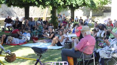 Bild: war
Entspannte Atmosphäre mit passender Musik bot die Picknick-Serenade im schattigen Grüngürtel der Nikolauskirche.