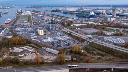 Bild: Jens Büttner/dpa
Über den Rostocker Hafen soll Wasserstoff in Form von Ammoniak nach Deutschland gelangen. (Archivbild)
