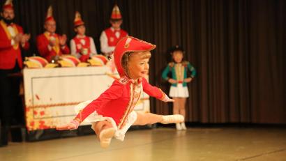 Bild: Michael Meier
Schwerkraft - was ist das? Tanzmariechen Frieda Hassmann schwebt über die Bühne.