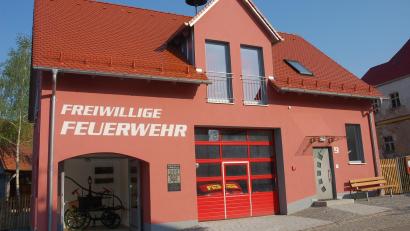 Archivbild: dob
Das Feuerwehrhaus wurde 2009 durch eifrige Mitstreiter und viele freiwilliger Helfer aufgestockt, komplett renoviert und ist seither beliebtes Domizil der Wehrleute im Luhetal.