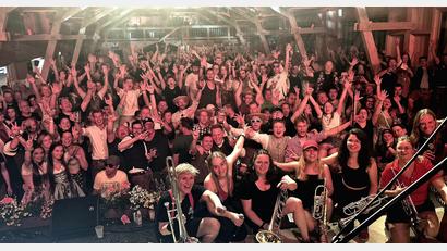 Bild: whü
Brasspop bot der Headliner in der Kulturscheune Wirbenz: die Desparate Brasswives.