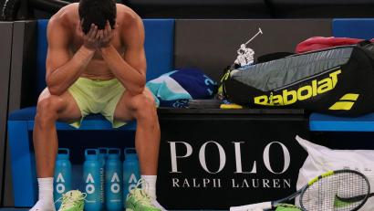 Bild: Dita Alangakra/AP/dpa
Carlos Alcaraz war nach seinem Halbfinale gegen Alexander Zverev völlig erschöpft.