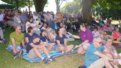 Bild: fvo
Angelina Wallmeyer (Mitte) befragt während der Messe am Fahrenberger Freialtar junge Christen, wem sie in den sozialen Netzwerken folgen.