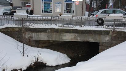 Bild: kro
Höchste Priorität: Die Brücke am Primanusplatz muss laut Gutachten abgerissen und neu gebaut werden.