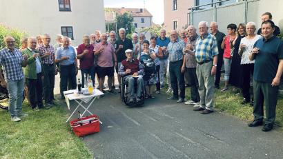 Bild: wro
Zum 95. Geburtstag waren viele gekommen, um auf Franz Kraus (sitzend) und dessen halbrundes Jubiläum anzustoßen.