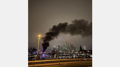 Bild: -/Feuerwehr Frankfurt am Main/dpa
Eine Rauchsäule steigt am Frankfurter Mainufer auf.