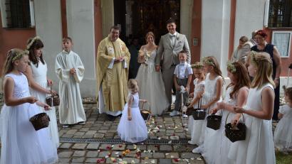 Bild: gi
Blumen für das junge Brautpaar: Die zweijährige Lilli (Mitte) streut mit voller Hingabe.