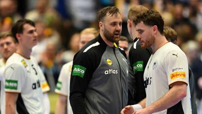 Bild: Sina Schuldt/dpa
Torwart Andreas Wolff (l) und Kapitän Johannes Golla (r) sind in das All-Star-Team der Handball-EM gewählt worden. (Archivbild)