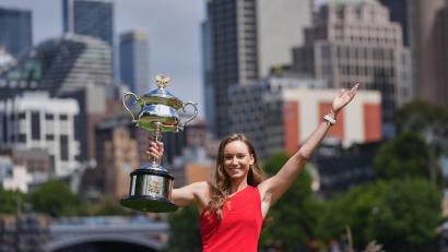 Bild: Dita Alangkara/AP/dpa
Jelena Rybakina posierte nach ihrem Melbourne-Triumph stolz mit der Trophäe.