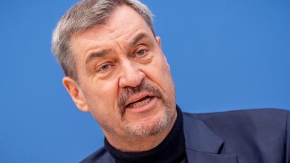 Bild: Michael Kappeler/dpa
„Eine Stunde Mehrarbeit in der Woche würde uns enorm viel Wirtschaftswachstum bringen“, sagt Söder. (Archivbild)