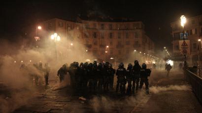 Bild: Marco Alpozzi/LaPresse via ZUMA Press/dpa
Mindestens 100 Sicherheitskräfte wurden bei den Krawallen verletzt.